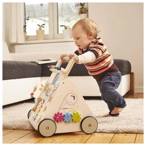 Antepremergator din lemn Goki KiddyCruiser cu centru de activitati 9 luni+