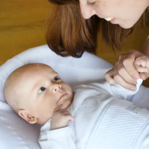 Baby nest ergonomic Red Castle Cocoonababy Flori de bumbac