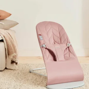 Balansoar BabyBjorn Bliss Dusty Pink din tesatura matlasata cu aspect delicat de petala