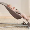 Balansoar BabyBjorn Bliss Sand Grey din tesatura matlasata cu aspect Clasic