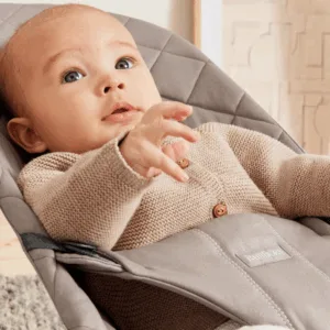 Balansoar BabyBjorn Bliss Sand Grey din tesatura matlasata cu aspect clasic cu bara de jucarii