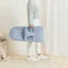 Balansoar Bliss BabyBjorn Blue cu aspect delicat de petala tesatura matlasata
