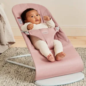 Balansoar Bliss BabyBjorn Dusty Pink cu aspect delicat de petala tesatura matlasata cu bara de jucarii inclusa