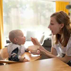 Castron cu ventuza si lingura Baby Ono Bej