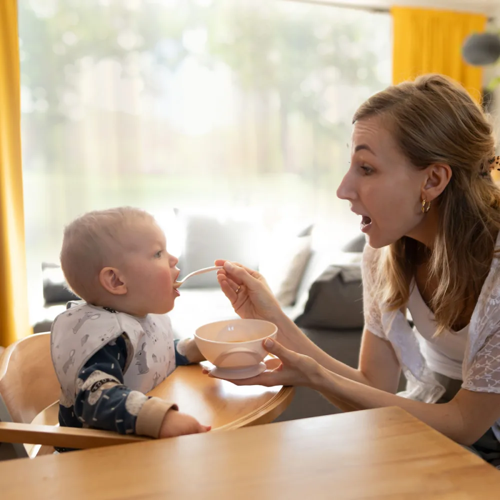 Castron cu ventuza si lingura Baby Ono Bej