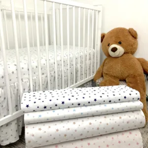 Cearsaf 140x70 cm cu volanas in fata din bumbac cu imprimeu Stelute pe alb