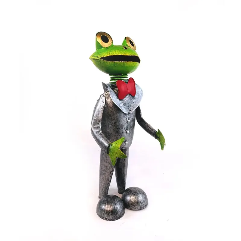 Decoratiune gradina Broscoi in costum