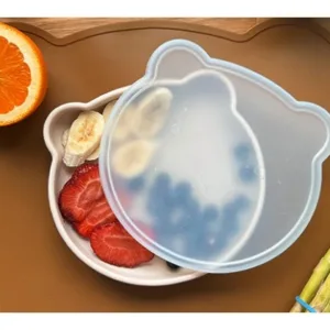 Farfurie cu capac pentru copii cu baza antiderapanta 400 ml Kidnort Retter Mjolk Bej