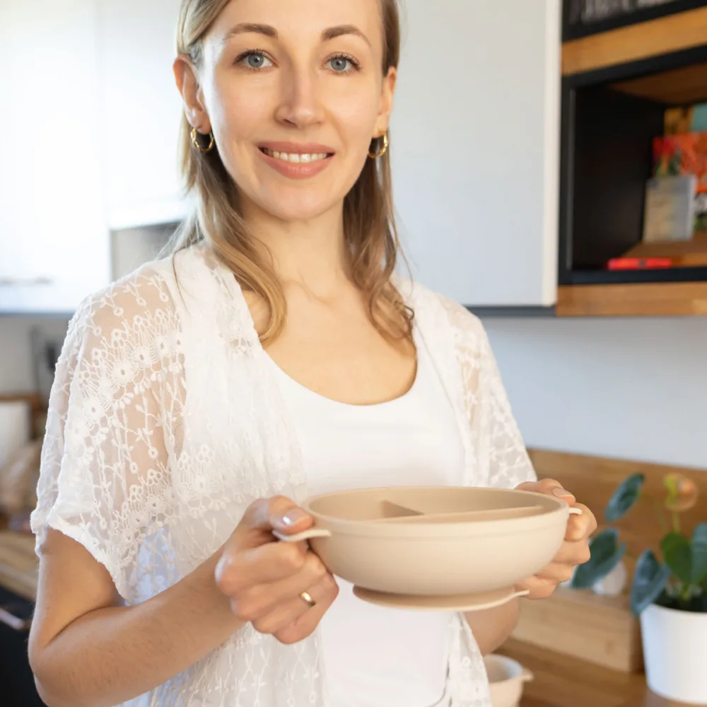 Farfurie din silicon cu ventuza si capac Babyono Bej