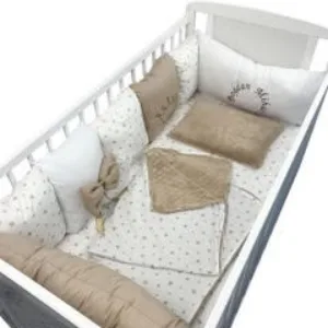Lenjerie personalizata cu aparatori din 7 pernute pufoase Bej stelute bej pe alb 120x60 cm