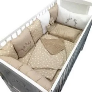 Lenjerie personalizata cu aparatori din 7 pernute pufoase Bej stelute pe bej 120x60 cm