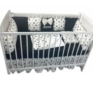 Lenjerie personalizata cu aparatori din 7 pernute pufoase Negru stelute negre pe alb 140x70 cm