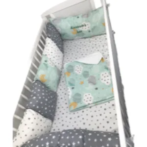 Lenjerie personalizata cu aparatori din 7 pernute pufoase Nori cu luna vernil 140x70 cm