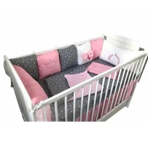 Lenjerie personalizata cu aparatori din 7 pernute pufoase Roz alb cu stelute pe gri 140x70 cm