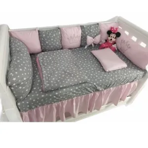 Lenjerie personalizata cu aparatori din 7 pernute pufoase Roz pal cu stelute pe gri 140x70 cm