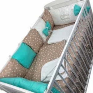 Lenjerie personalizata cu aparatori din 7 pernute pufoase Verde menta stelute pe bej 120x60 cm