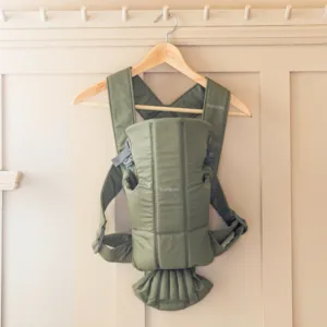 Marsupiu anatomic BabyBjorn Mini cu pozitii multiple de purtare Dark Green Tesatura