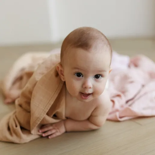 Muselina multifunctionala din bumbac organic 120x120 cm Onino Hug.me Sandy rose