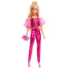 Papusa Barbie Deluxe Style cu tinuta roz cu efect metalic si par blond