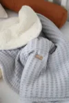 Paturica BabyLy pentru copii reversibila dublat bumbac waffle gri deschis si tesatura bucle crem Teddy 100x70cm
