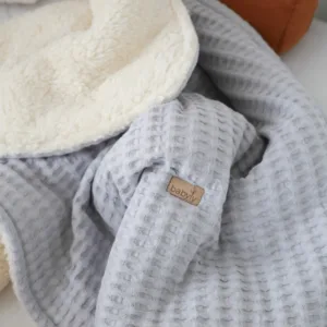 Paturica BabyLy pentru copii reversibila dublat bumbac waffle gri deschis si tesatura bucle crem Teddy 100x70cm