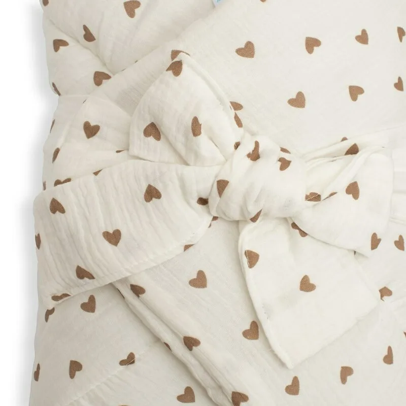 Paturica de infasat din muselina New Baby Little Heart 75x75 cm inchidere cu panglica