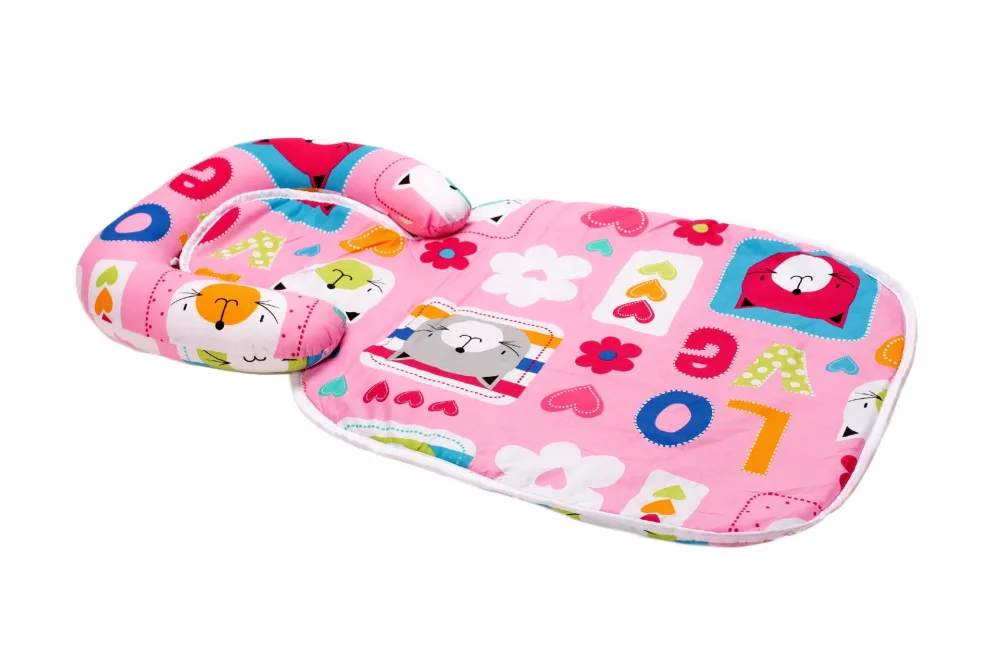 Paturica impermeabila cu tetiera detasabila model Pisicute