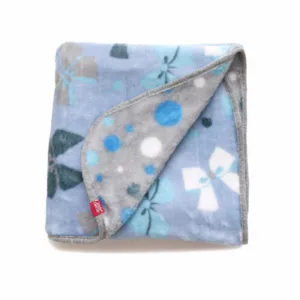Paturica pufoasa de plus 2 fete bleu cu fundite gri cu buline 120x150 cm