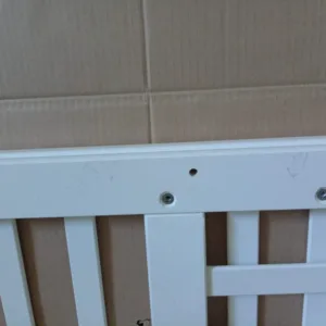 Patut bebe din lemn masiv Drewex Olek alb cu laterala culisabila si inaltime reglabila a saltelei 120 x 60 cm