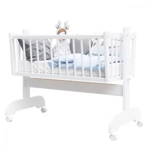 Patut pentru bebelusi Cristine din lemn masiv cu functie de balansare si roti