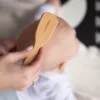 Perie pentru bebelusi Babyono din lemn cu peri naturali