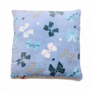 Perna pufoasa de plus cu doua fete albastru cu fundite fata si gri cu buline pe verso 37x37 cm