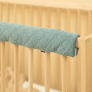 Protectie pufoasa din velur pentru margine patut cu prindere velcro 116 cm Sensillo Green