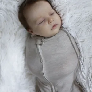 Saculet Swaddle infasat nou nascut + caciulita First Step Eucalipt Sleepee