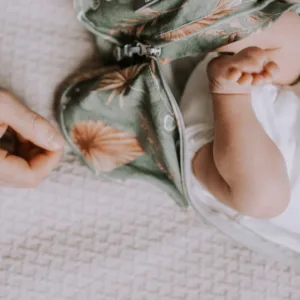 Saculet Swaddle pentru infasat + caciulita Second Step Animale de epoca almond sleepee