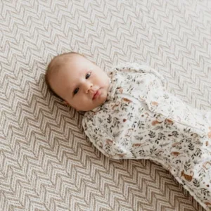 Saculet swaddle pentru infasat + caciulita Second Step Forest Ivory Sleepee