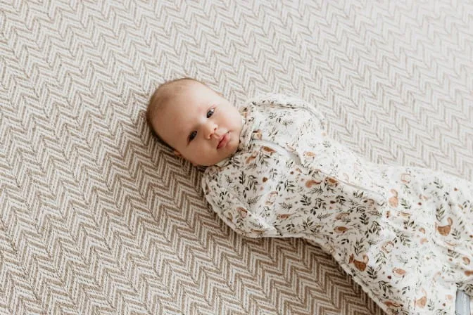 Saculet swaddle pentru infasat + caciulita Second Step Forest Ivory Sleepee