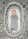 Saculet swaddle pentru infasat nou nascut + caciulita First Step gri deschis Sleepee