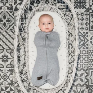Saculet swaddle pentru infasat nou nascut + caciulita First Step gri deschis Sleepee
