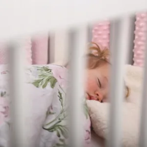 Set 20 de protectii individuale pentru patut copii BabyMam o parte 100 bumbac si cealalta parte din minky moale