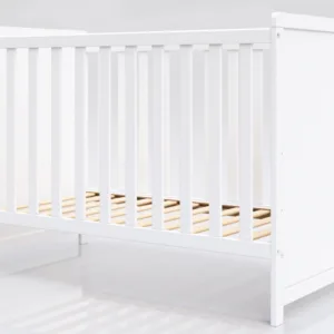 Set Patut din lemn 120x60 cm Nichiduta Lilia White cu margini rotunjite si somiera reglabila + Saltea cu husa detasabila din microfibra 10 cm grosime Nichiduta Cocos Comfort +