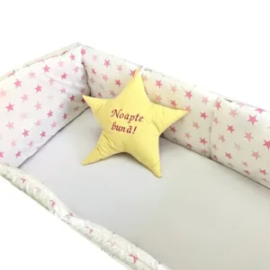 Set de aparatori pufoase h35 pat 120x60 cm DeLuxe Stelute roz pe alb