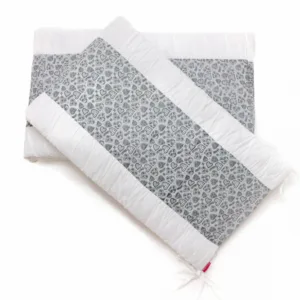 Set protectii patut KidsDecor din bumbac Gray Hearts 50 x 100 cm