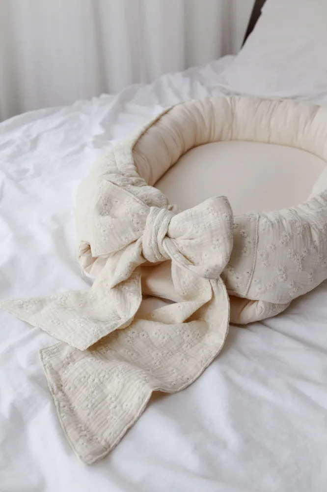 Suport de dormit babynest BabyLy din bumbac brodat Lilly cu funda 70x50 cm