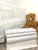 Cearsaf 120×60 cm cu volanas in fata din bumbac cu imprimeu Stelute pe alb