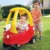 Masinuta copii fara pedale Little Tikes Cozy Coupe actionata cu picioarele, podea detasabila, spatiu de depozitare si maner pentru parinti, rotile frontale se pot roti 360 grade