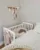 Patut bebe din lemn masiv cu laterala culisabila si inaltime reglabila a saltelei bedside Alice alb 100×50 cm